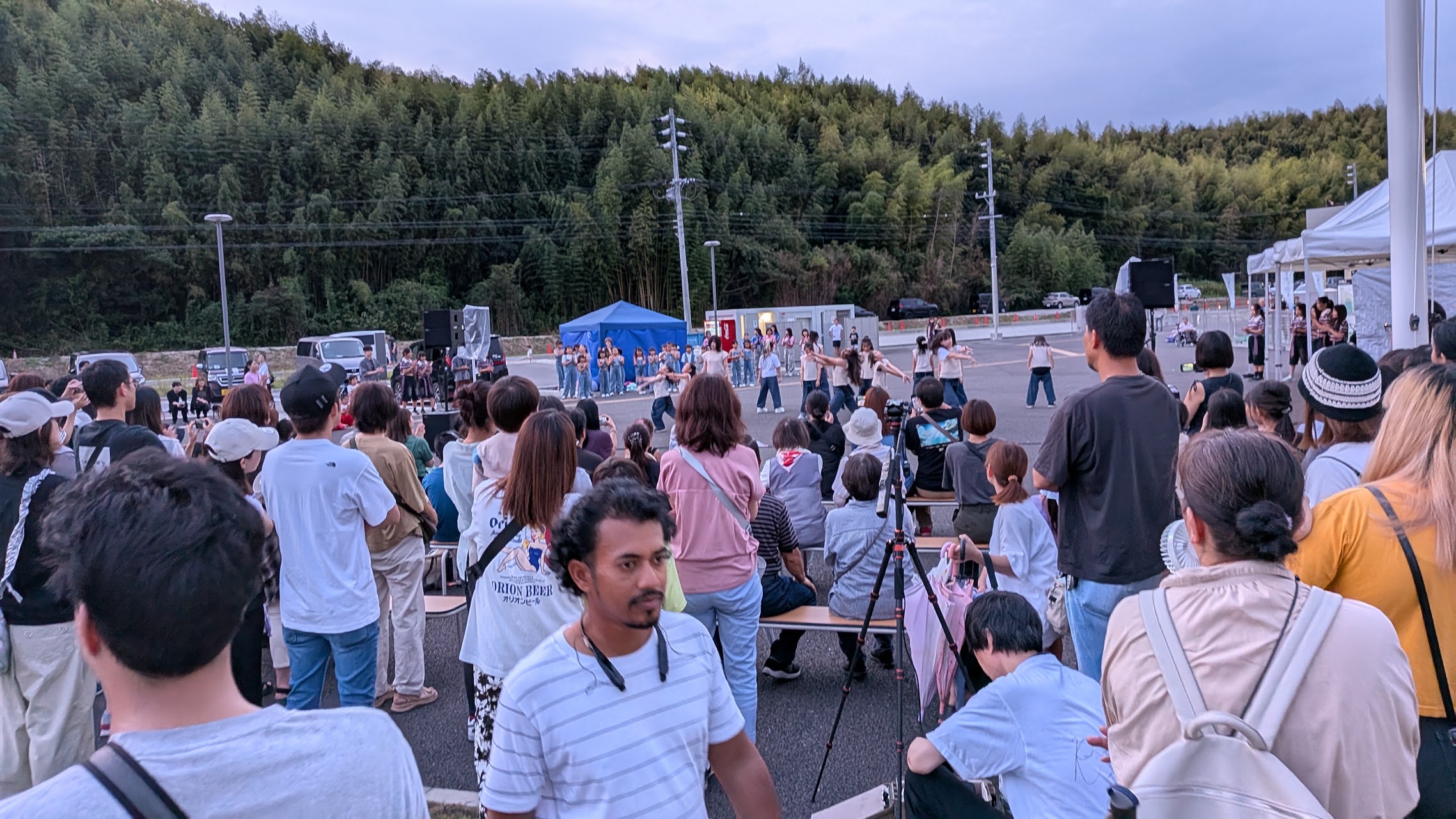 会場のダンスパフォーマンスと観客