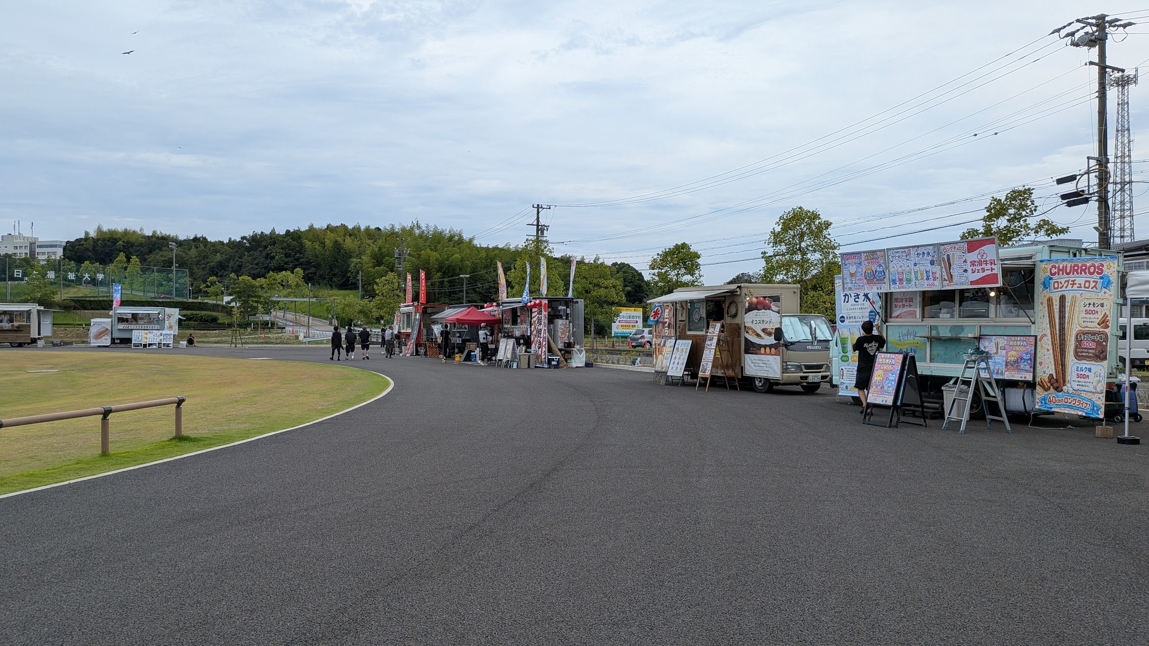 会場のキッチンカー・飲食エリア