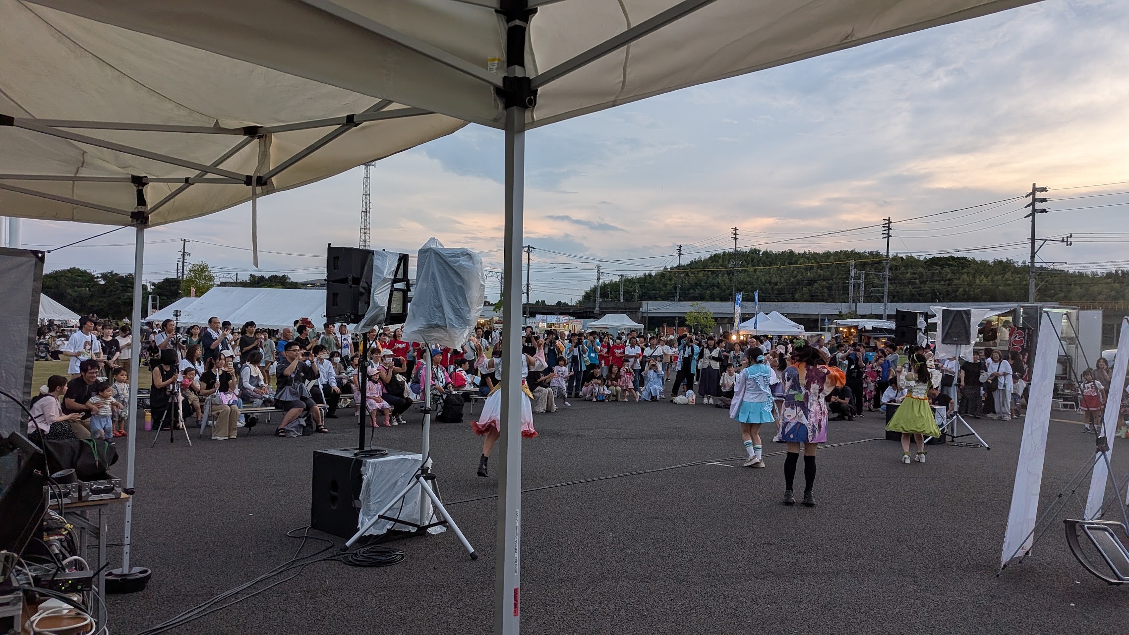 会場のステージと観客の様子