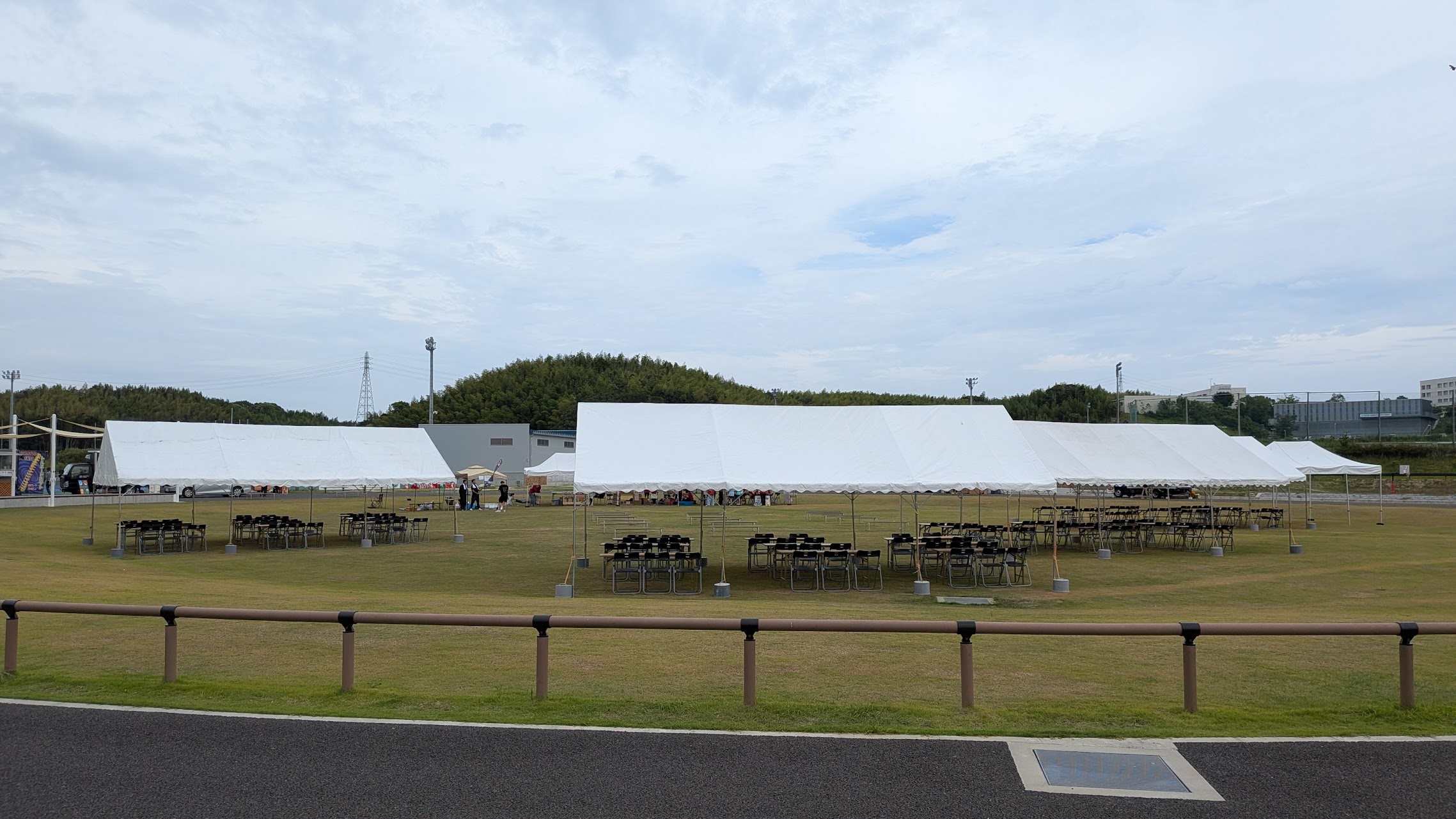 会場に並ぶテントと客席